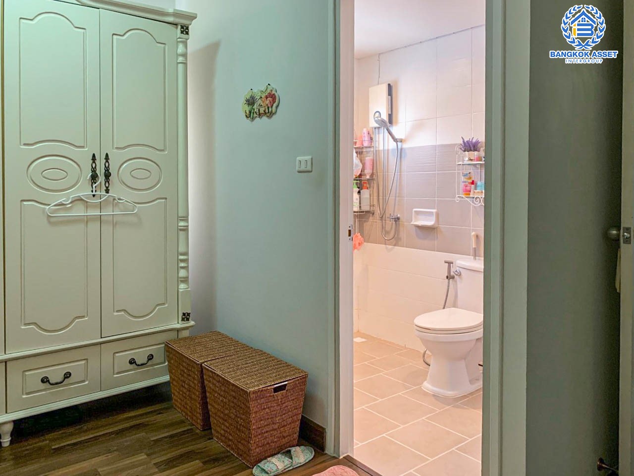 *****บ้านเดี่ยวมือสองย่านนนทบุรี ม.คุณาภัทร7 บ้านกล้วย-ไทรน้อย หลังมุม เนื้อที่กว้างขวางมากถึง 54.1 ตร.ว. ฟังก์ชัน 3 ห้องนอน 3 ห้องน้ำ ที่จอดรถ 2 คัน บนทำเลแห่งการเดินทาง ใกล้รถไฟฟ้าสายสีม่วง "สถานีคลองบางไผ่" และเซ็นทรัลเวสต์เกต